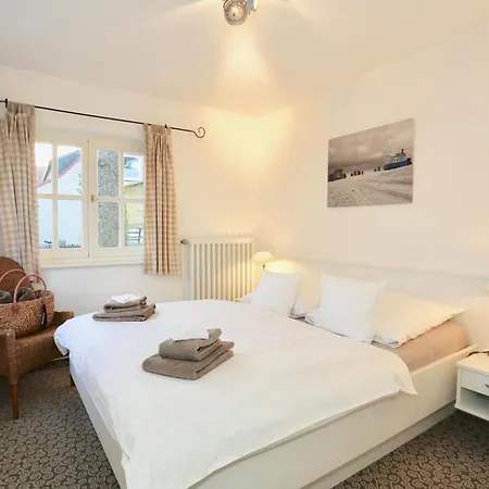 Strandhuus Holiday home *